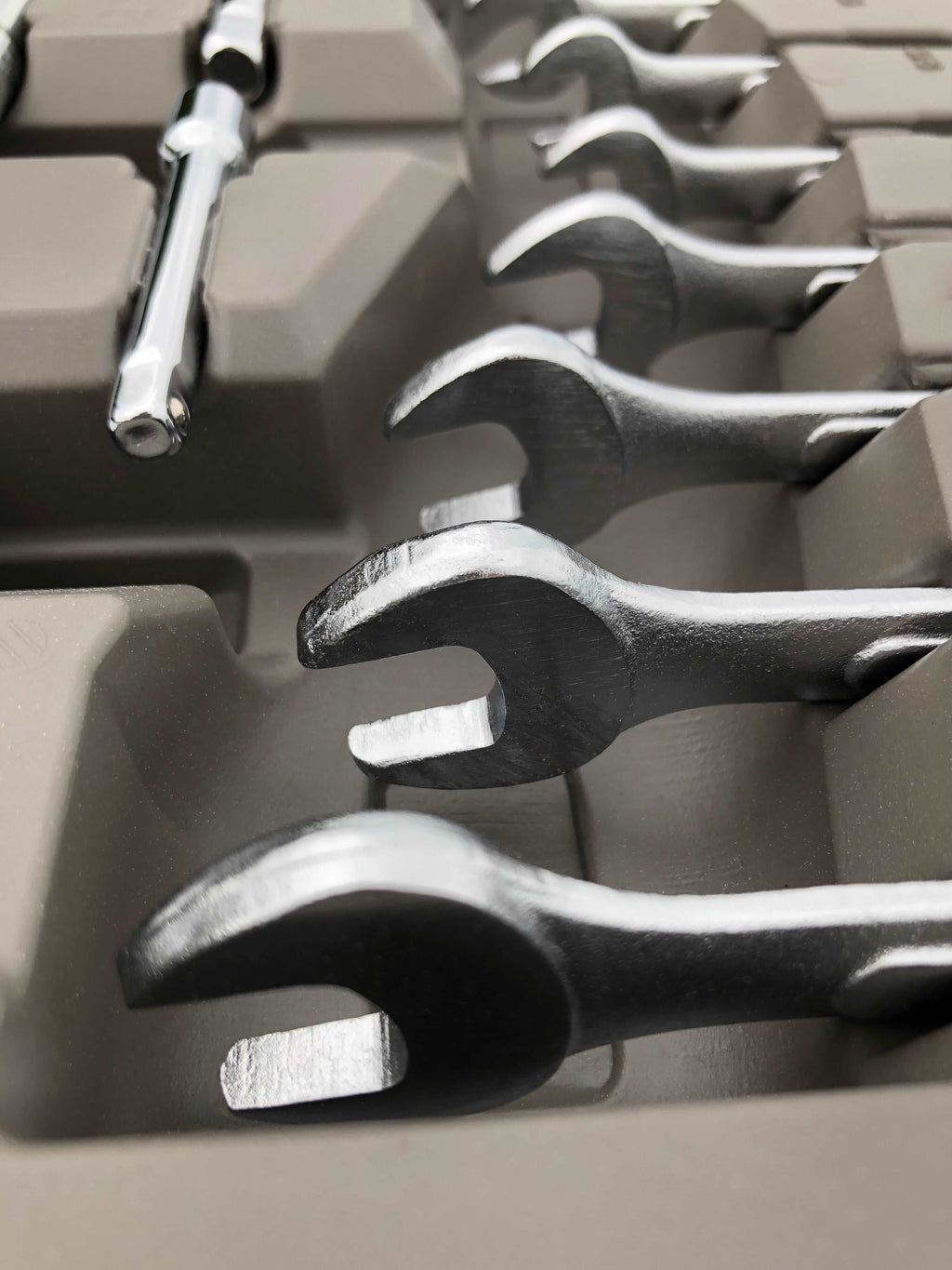 Apollo Tools 95 Piece Mechanics Tool Set in Metric and SAE for Small Engine, Mechanical and General Repairs – DT1242 SpadezStore