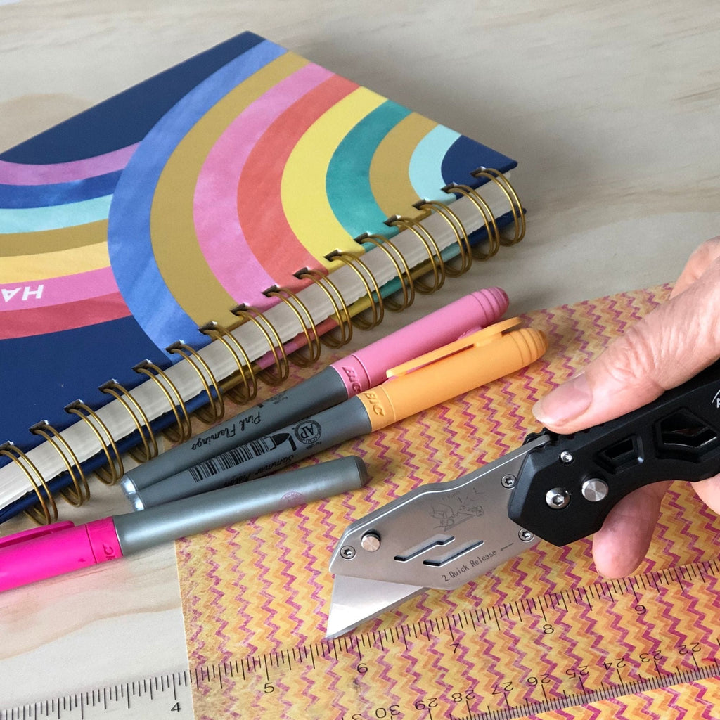 Apollo Tools Ergonomic Stainless Steel, Lightweight, Foldable Black Utility Knife with Carabiner Clip and Fast-Change Blade - DT5017 SpadezStore